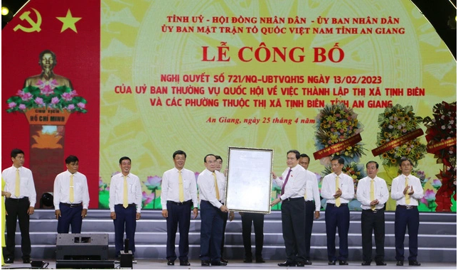 Công bố quyết định thành lập thị xã Tịnh Biên thuộc tỉnh An Giang