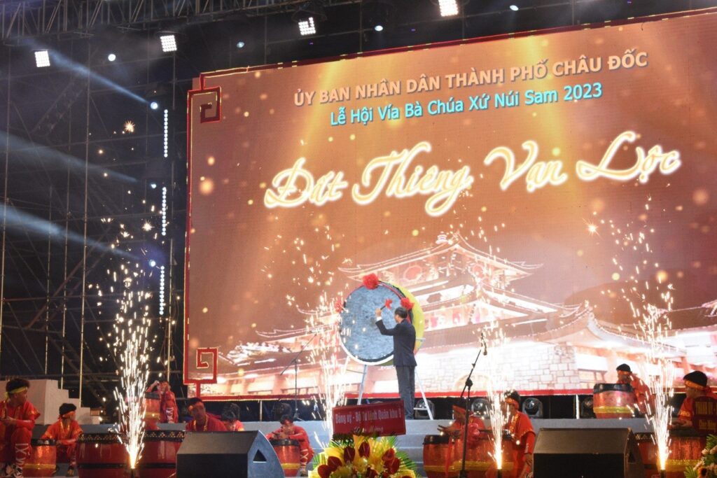 Nhộn nhịp ngày Lễ khai hội Vía Bà Chúa Xứ Núi Sam 2023