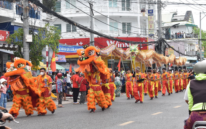 DIỄU HÀNH LÂN SƯ RỒNG LỄ PHỤC HIỆN