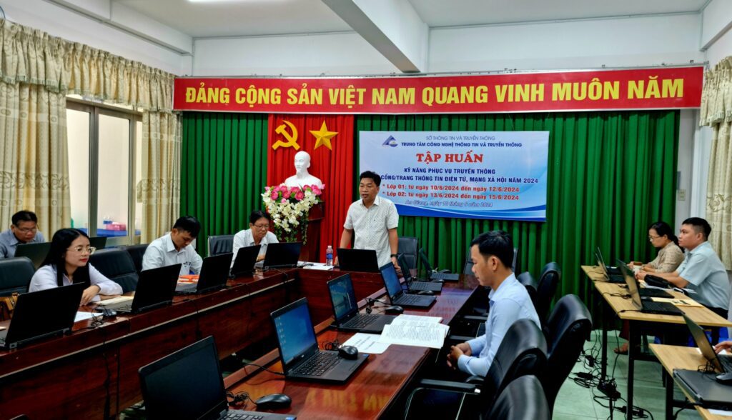 Ban Quản lý Khu du lịch quốc gia Núi Sam tham gia tập huấn kỹ năng phục vụ truyền thông trên Cổng/Trang thông tin điện tử mạng xã hội