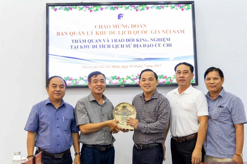 ĐOÀN CÔNG TÁC CỦA BAN QUẢN LÝ KHU DU LỊCH QUỐC GIA NÚI SAM NGHIÊN CỨU MÔ HÌNH SA BÀN ĐIỆN TỬ VÀ VÉ ĐIỆN TỬ TẠI KHU DI TÍCH LỊCH SỬ ĐỊA ĐẠO CỦ CHI